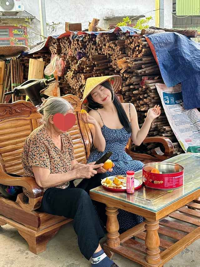 Không giống như những hình ảnh được dàn dựng, chỉnh sửa kỹ lưỡng mà nhiều hot girl khác hay chia sẻ, những bức ảnh đời thường của Trương Mỹ Duyên rất gần gũi và giản dị.