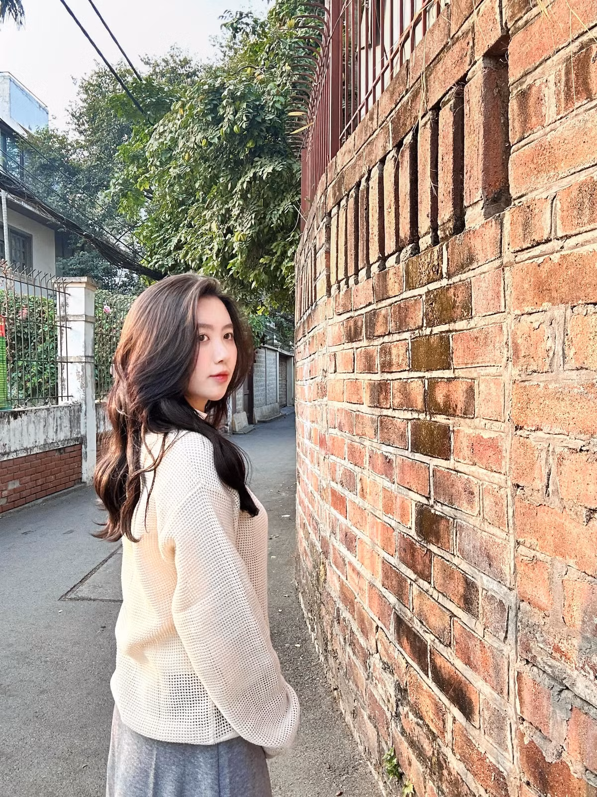 Không chỉ thành công với việc kinh doanh món bánh tráng trộn, Trương Mỹ Duyên còn gây ấn tượng mạnh nhờ vào những hình ảnh đời thường vô cùng tự nhiên nhưng không kém phần cuốn hút.