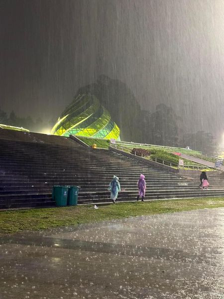 Mới đây, nhiều netizen đã khoe những hình ảnh trong chuyến du lịch Đà Lạt của mình, nhưng ảnh check-in lại "lạ" lắm đúng dịp nghỉ lễ Quốc khánh 2/9.