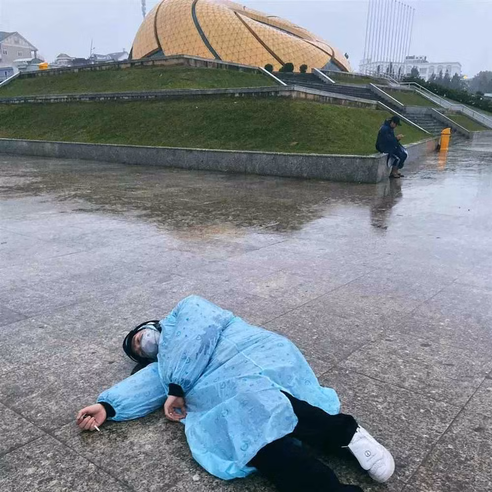 Chẳng còn tâm tình để tạo dáng, chàng trai trưng ra toàn là những biểu cảm thẫn thờ, ngỡ ngàng, ngơ ngác, bật ngửa.