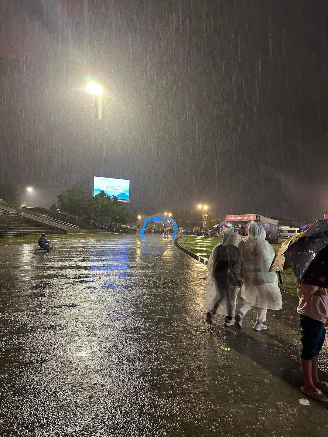 Chứng kiến thời tiết Đà Lạt vì mưa, nhiều bạn trẻ để lại dòng trạng thái: "Dành tiền đi Đà Lạt 2/9 nhưng mưa".