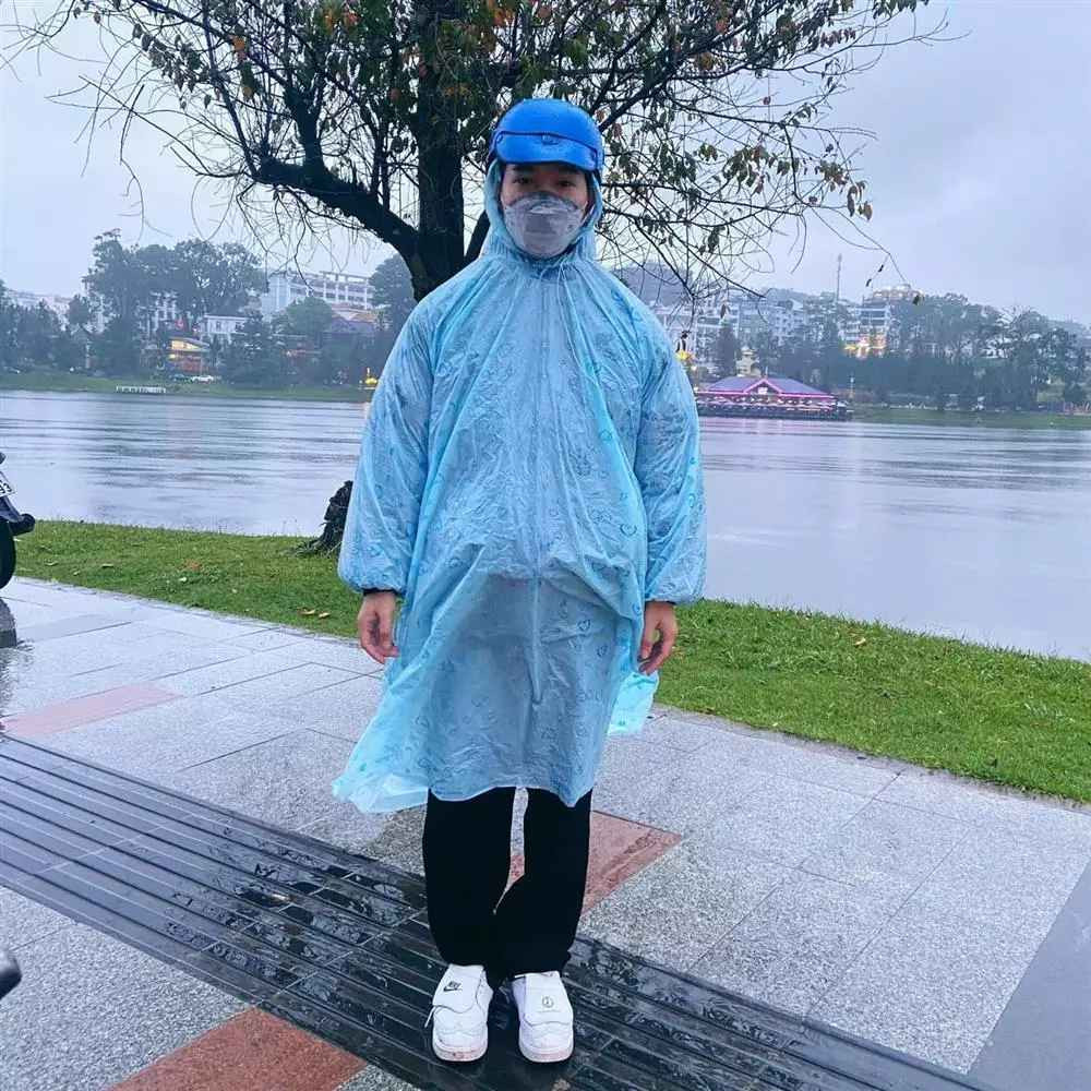 Dân mạng vừa thương cho chủ bài đăng chẳng có chuyến đi như ý nhưng lại không khỏi bật cười bởi độ lầy lội của anh.