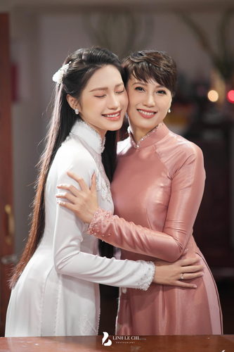 Không những thế mới đây, Doãn Hải My còn cho biết cô nhận được gen bầu không vỡ nét từ mẹ. Bà xã Đoàn Văn Hậu chia sẻ thời xưa khi mẹ mang bầu cũng vẫn giữ được vóc dáng thon gon.