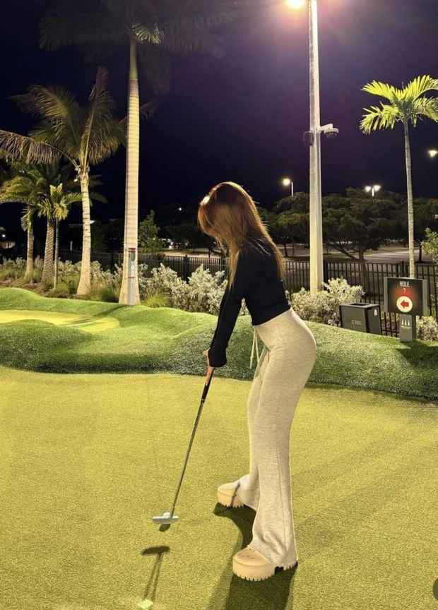 Tại đây Như Phương thường xuyên cùng bạn trai đi tham quan phố phường, đi mua sắm cực sang chảnh. Cô nàng còn không ngại khoe cảnh nhún nhẩy thoải mái trên xe ô tô khi bạn trai đang lái xe.