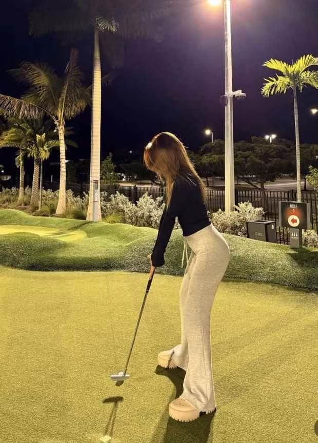 Tại đây Như Phương thường xuyên cùng bạn trai đi tham quan phố phường, đi mua sắm cực sang chảnh. Cô nàng còn không ngại khoe cảnh nhún nhẩy thoải mái trên xe ô tô khi bạn trai đang lái xe.