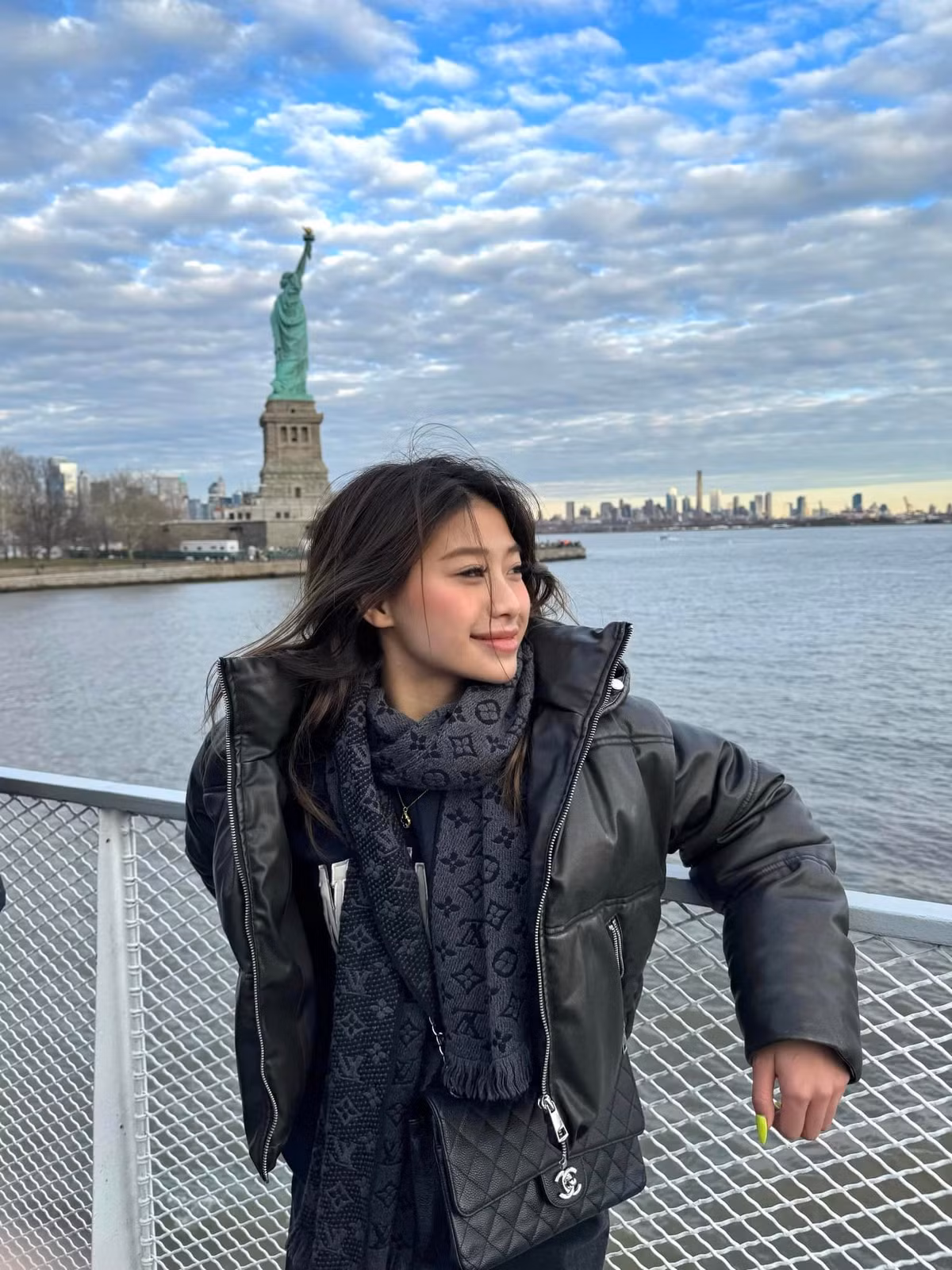 Cô nàng thường xuyên cập nhật đi chơi vui vẻ trên trang cá nhân.