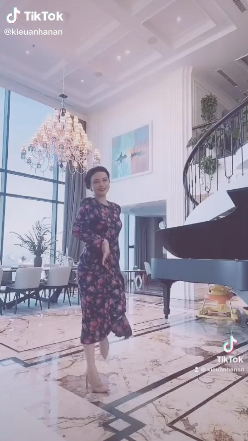 Theo những gì xuất hiện trong đoạn TikTok của Anan Nguyễn, khu vực phòng khách với trần siêu cao cùng chùm đèn khổng lồ, tất cả đều theo tone màu sáng sủa, hiện đại.