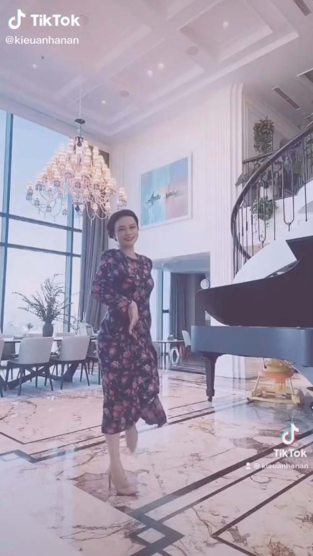 Theo những gì xuất hiện trong đoạn TikTok của Anan Nguyễn, khu vực phòng khách với trần siêu cao cùng chùm đèn khổng lồ, tất cả đều theo tone màu sáng sủa, hiện đại.