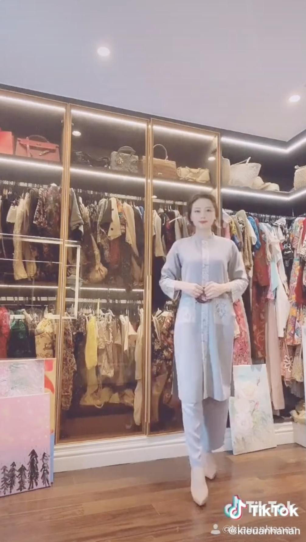 Đúng là làm dâu hào môn chẳng có gì ngoài đồ hiệu, nhìn vào tủ đồ của Anan Nguyễn là mọi người đủ hiểu.