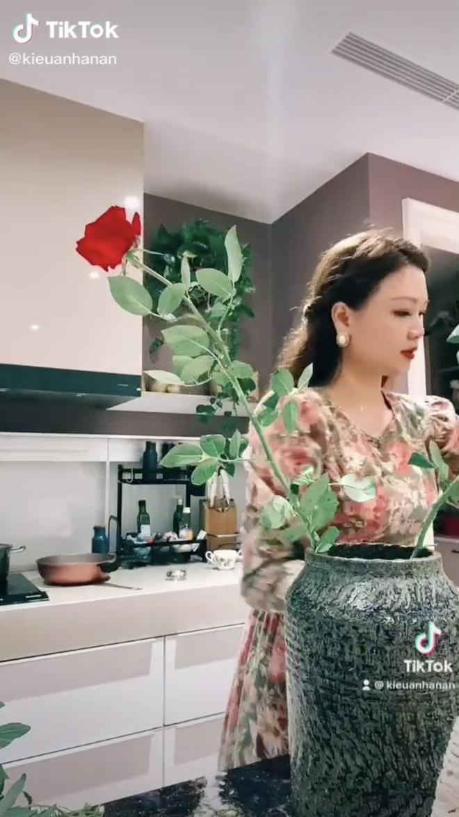 Phòng bếp và bàn ăn tuy đơn giản nhưng vẫn đủ chứng minh đẳng cấp penthouse.