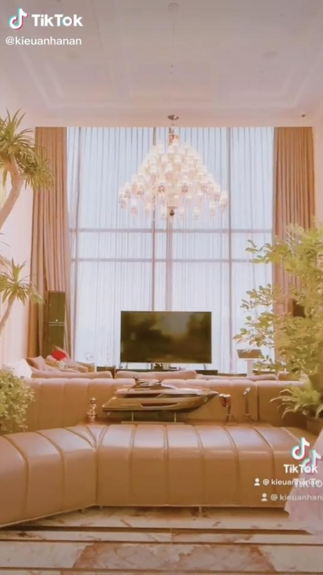 Những ai theo dõi Anan Nguyễn còn gọi vui cô nàng là "phu nhân penthouse" bởi lẽ cô cùng gia đình hiện đang sinh sống tại một penthouse cực kì hoành tráng.