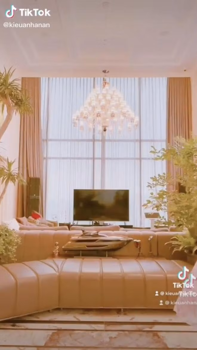 Những ai theo dõi Anan Nguyễn còn gọi vui cô nàng là "phu nhân penthouse" bởi lẽ cô cùng gia đình hiện đang sinh sống tại một penthouse cực kì hoành tráng.