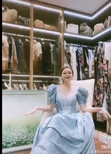 Sang - xịn và hay được cho lên sóng nhất chính là khu vực phòng thay đồ của Anan Nguyễn. Nhìn đống đồ hiệu đằng sau mà dân tình chỉ biết trầm trồ và đoán được cuộc sống "hào môn" của hot TikToker này.
