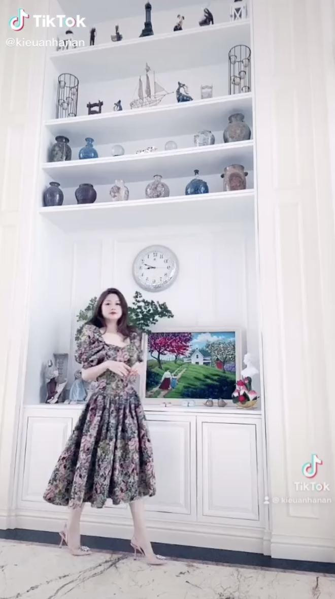 Một khu vực khác của phòng khách được dùng làm nơi để các vật dụng trang trí.