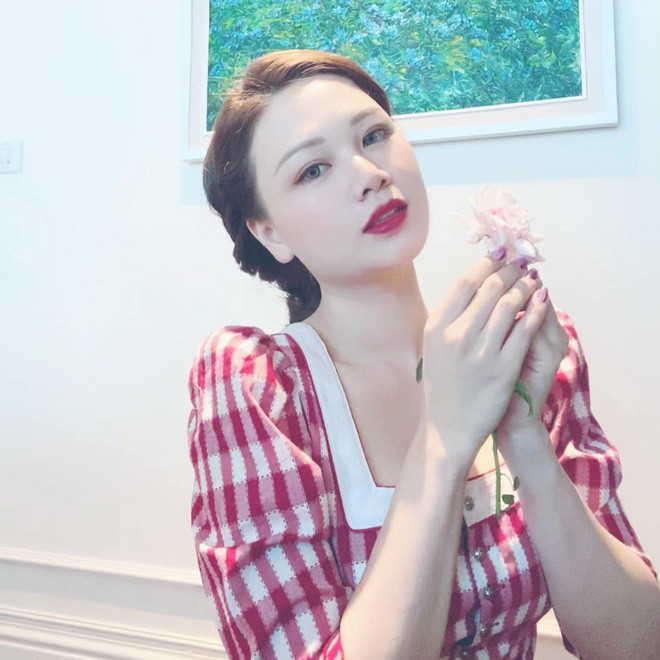 Nếu bạn là một người chơi hệ TikTok thì có lẽ bạn sẽ còn nghe thấy tên Anan Nguyễn. Cô nàng có tên đầy đủ là Nguyễn Kiều Anh và là chị gái của Khánh Linh - bạn gái cũ của thiếu gia Phan Hoàng.