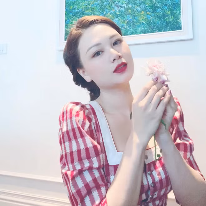 Nếu bạn là một người chơi hệ TikTok thì có lẽ bạn sẽ còn nghe thấy tên Anan Nguyễn. Cô nàng có tên đầy đủ là Nguyễn Kiều Anh và là chị gái của Khánh Linh - bạn gái cũ của thiếu gia Phan Hoàng.