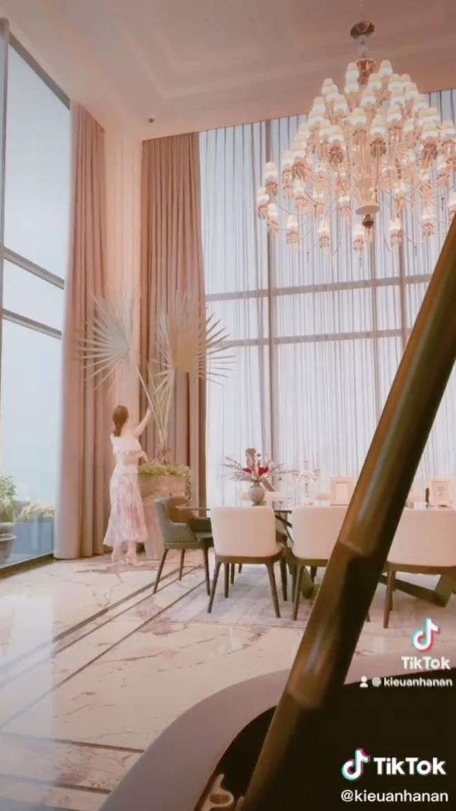 Tuy chưa chính thức khoe nhà lần nào nhưng thông qua những video Anan từng đăng tải, dân tình vẫn có thể mường tượng ra phần nào sự sang chảnh, bề thế của căn penthouse mà hot TikToker.