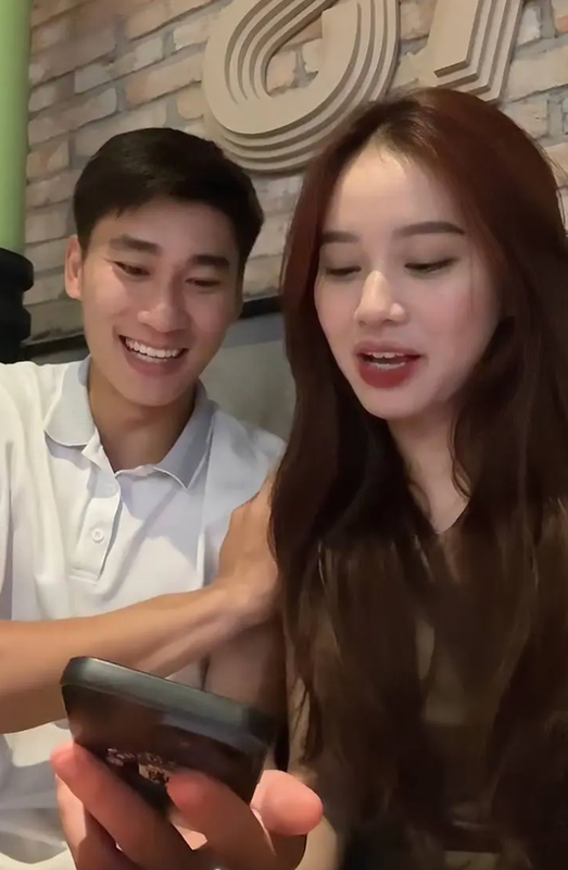 Dù vậy, trên Instagram cá nhân của Nhâm Mạnh Dũng vẫn còn hình ảnh chụp cùng bạn gái. Cả hải vẫn theo dõi nhau trên mạng xã hội.