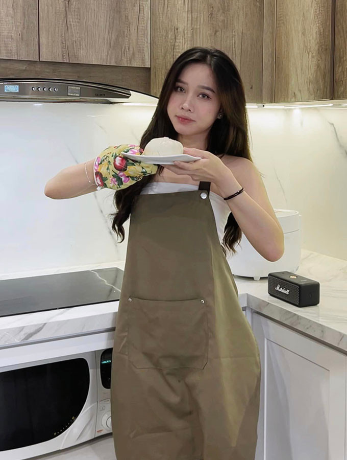 Bạn gái tiền đạo Nhâm Mạnh Dũng tên thật là Đồng Thị Hoa Mỹ, sinh năm 2001, đến từ Bắc Giang. Cô là sinh viên khoa Tiếng Nhật thương mại, trường Đại học Ngoại Thương Hà Nội. Nàng WAG gây ấn tượng với nhan sắc xinh đẹp, vẻ ngoài nóng bỏng cùng gu thời trang bắt mắt.