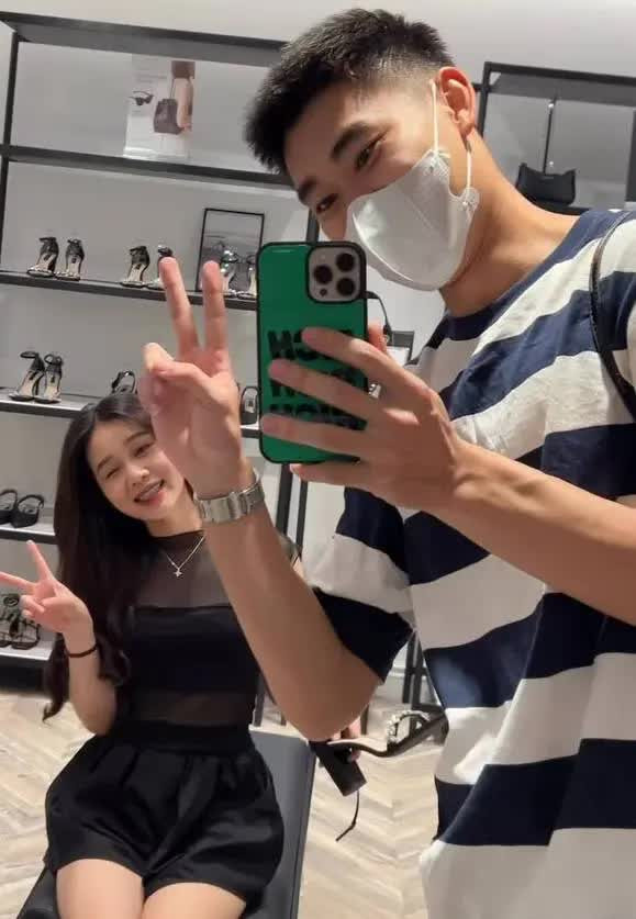 Chưa hết, bạn gái tiền đạo đội tuyển Việt Nam đăng video mặc áo số 18 của Nhâm Mạnh Dũng với biểu cảm buồn bã, rồi viết lời dẫn: "All I want is love that lasts" (Tạm dịch: Tất cả những gì em muốn là tình yêu lâu dài).