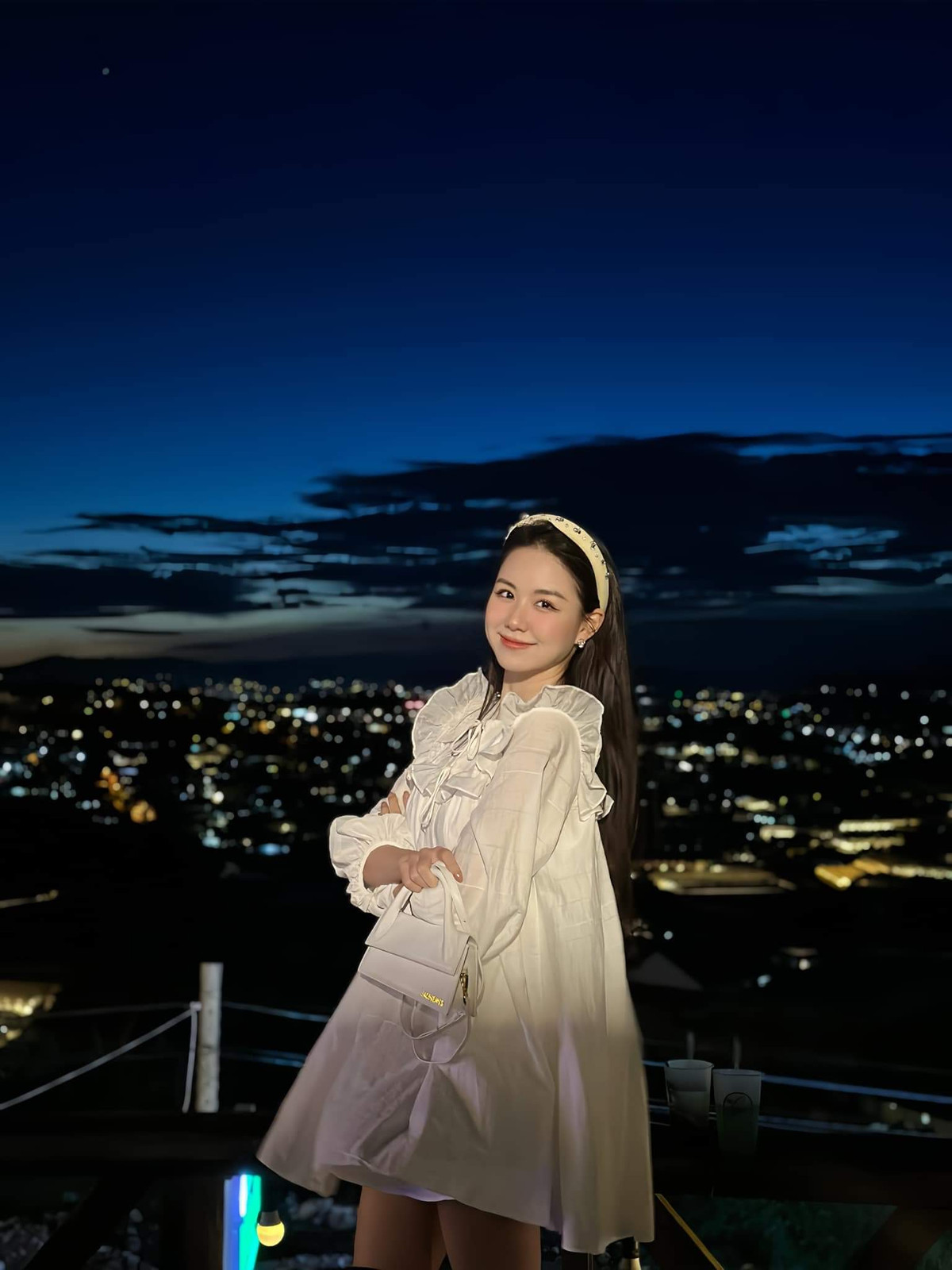 Phía dưới clip, mọi người dành rất nhiều lời chúc phúc và khen ngợi cho sự xinh đẹp của cô dâu Minh Phụng.