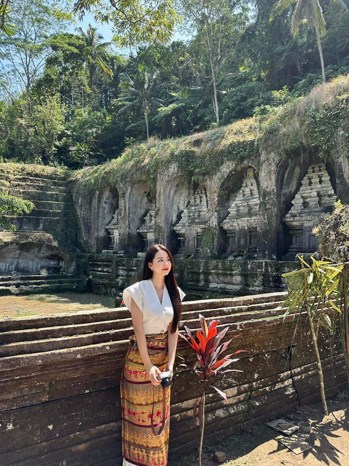 Tuy nhiên cũng xuất hiện những bình luận thắc mắc về chú rể, có người còn khẳng định chắc chắn đây phải là đại gia hoặc thiếu gia thì mới cưới được cô dâu xinh đẹp như Minh Phụng.