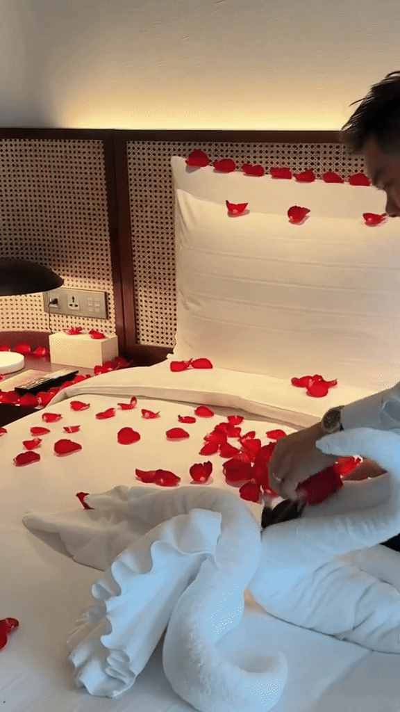 Theo đó, đây là dịch vụ chuẩn bị phòng cưới cho các cặp vợ chồng son, được khách sạn setup hoa tươi khắp phòng và rải trên giường ngủ. Tuy nhiên, để nằm ngủ được thì phải "tự thân vận động", vì không tự dọn thì sao ngủ được. Minh Phụng còn hài hước kể rằng "may quá, tui không dọn mà chồng tui dọn".