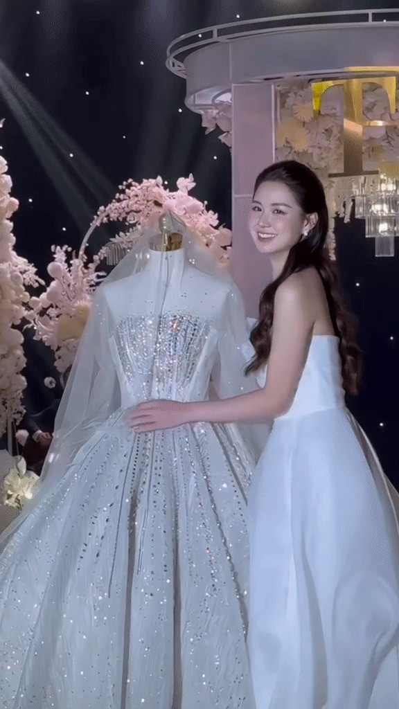 Cũng có một số người là nhân viên khách sạn thắc mắc: "Mình hay setup cho khách, có mấy khách tây hôm sau trả phòng vẫn y chang hiện trạng cũ. Hỏi ra thì mới biết khách thấy đẹp quá nên không nỡ ngủ", "Tui xếp cho khách cũng không biết là tui dọn cho khách hay khách dọn đống tui bày..." . Hoá ra những cảnh tình cảm lãng mạn này khi trực tiếp trải nghiệm mới thấy "dở khóc dở cười".