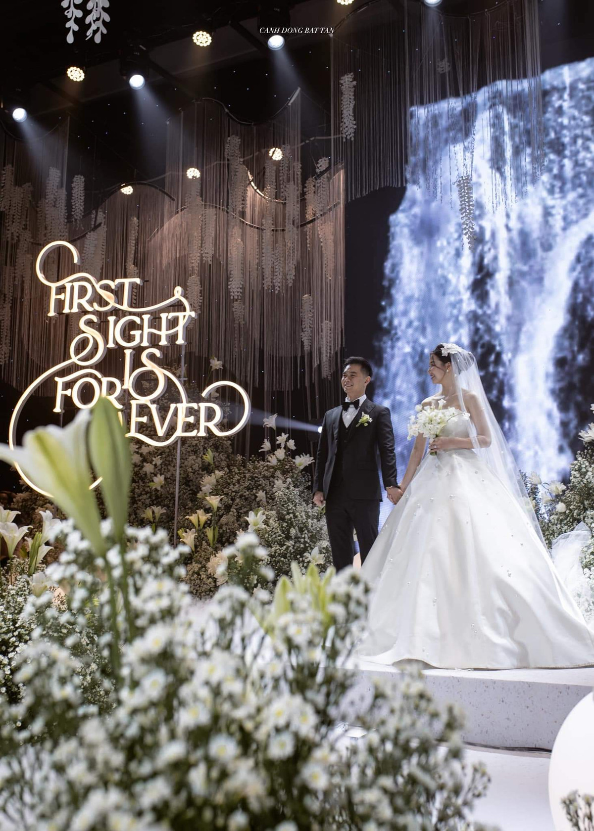 Cách đây chưa lâu, netizen không khỏi xôn xao về ngày trọng đại của cô dâu có tên Phạm Minh Phụng, liên tục tìm kiếm từ khóa “Minh Phụng Phạm”. Nguyên nhân đến từ việc cô dâu sở hữu nhan sắc cực kỳ xinh đẹp và ngọt ngào, không thua kém người nổi tiếng nào.