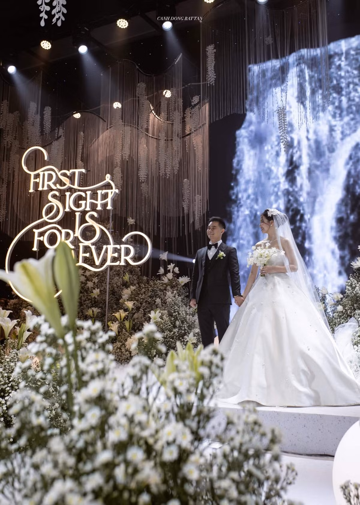 Cách đây chưa lâu, netizen không khỏi xôn xao về ngày trọng đại của cô dâu có tên Phạm Minh Phụng, liên tục tìm kiếm từ khóa “Minh Phụng Phạm”. Nguyên nhân đến từ việc cô dâu sở hữu nhan sắc cực kỳ xinh đẹp và ngọt ngào, không thua kém người nổi tiếng nào.