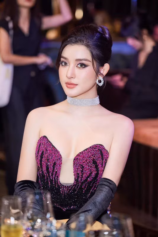 Với nhan sắc ngọt ngào, dịu dàng cùng thành tích học tập ấn tượng, Huyền My nhanh chóng trở thành gương mặt nổi bật và được yêu mến trong làng giải trí Việt Nam.