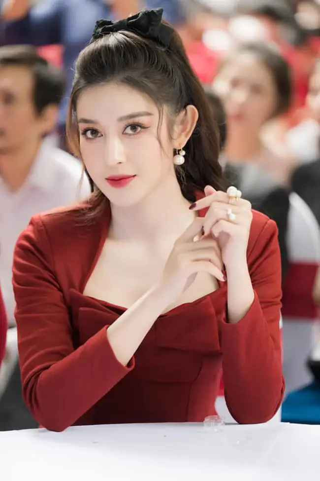 Hiện tại, bên cạnh hoạt động nghệ thuật, Huyền My lấn sân sang kinh doanh. Thời gian vừa qua, cô úp mở chuyện lên xe hoa khiến dân tình tò mò.