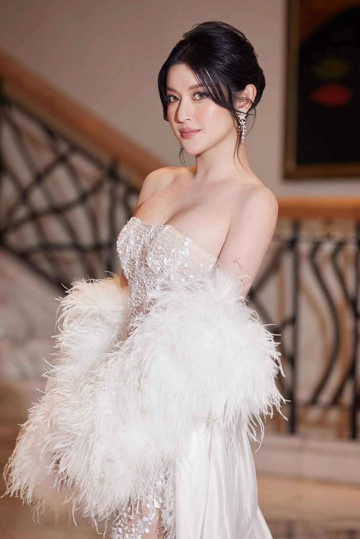 Một khán giả cho rằng Huyền My chưa chuẩn bị kỹ lưỡng trước khi dẫn chương trình. Không những thế, đây lại là sự kiện về cuộc thi Hoa hậu Việt Nam - cuộc thi sắc đẹp cô từng tham gia.