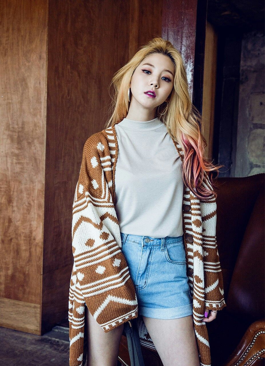 Rock Cha Eun có vóc dáng khá nhỏ nhắn nếu so với nhiều người mẫu khác. Cô cao 1m63 và chỉ nặng 42kg.