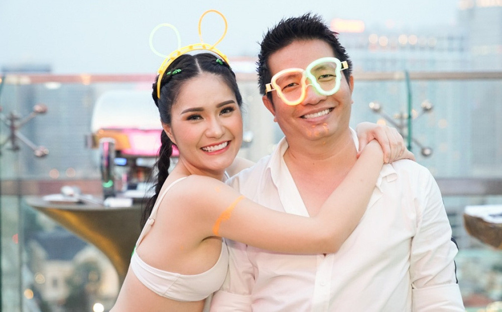 Vốn nổi tiếng với độ cưng chiều vợ, lần này doanh nhân Nguyễn Quốc Vũ lại khiến hội chị em được dịp trầm trộ, ngưỡng mộ. Vừa hôm qua đồng ý cho " nữ đại gia quận 7" bán căn biệt thự 22 tỷ đồng để mua chung cư, hôm nay vị đại gia liền làm một việc với căn biệt thự để bảo vệ vợ.