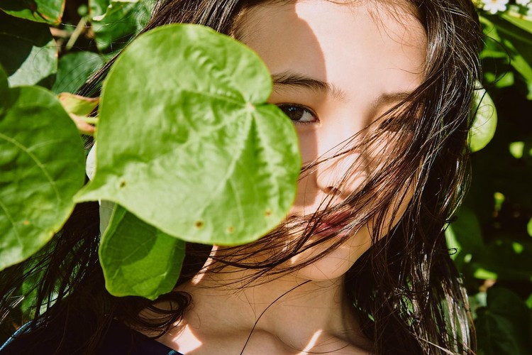 Fan cũng như cư dân mạng không ngừng tán thưởng nhan sắc rạng rỡ của hot girl lai Ella Gross khi dậy thì.