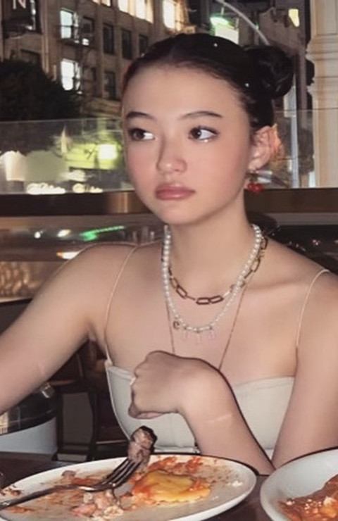 Hiện tại, Ella Gross đang hoạt động nghệ thuật tại Hàn Quốc với vai trò ca sĩ, diễn viên, người mẫu trực thuộc The Black Label - công ty con của YG Entertainment.