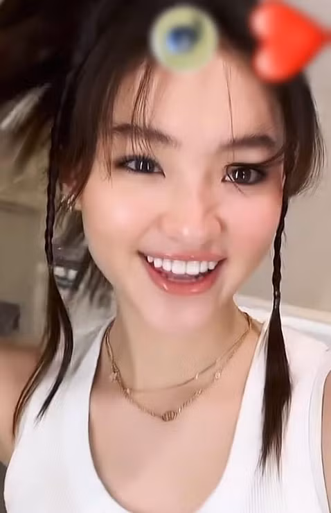 Ella Gross sở hữu nét đẹp dịu dàng, ngọt ngào với chiếc mũi cao thẳng, đôi mắt to tròn và nụ cười tươi tắn.