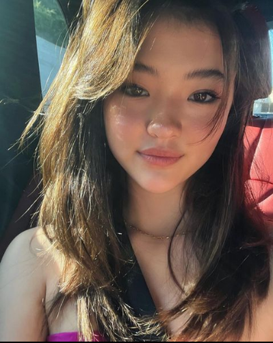 Mang trong mình dòng máu lai Mỹ - Hàn - Đức, nên Ella sở hữu nhan sắc xinh đẹp, để lại ấn tượng mạnh với nét nữ tính dịu dàng cùng chiếc mũi cao thẳng, đôi mắt to tròn và nụ cười tươi rói