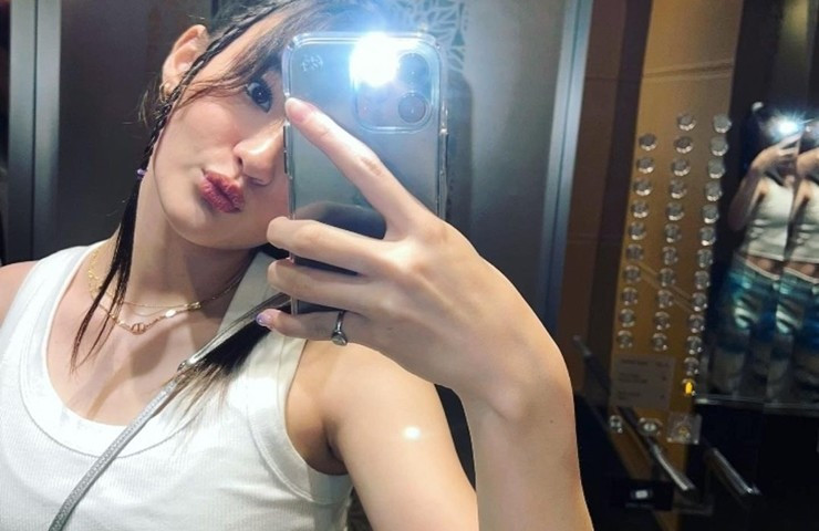 Ella Gross “ăn điểm” nhờ lối phối đồ tinh tế cùng phụ kiện độc đáo, cho thấy gu thời trang cá tính và dẫn đầu xu hướng. Ngoài ra, cô bé gây ấn tượng với kiểu trang điểm đậm, nổi bật các đường nét lai của mình