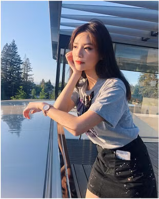 Hiện tại, Mai Diz thường xuyên lựa chọn những outfit khoe trọn vóc dáng, gợi cảm và làn da không chút tì vết.