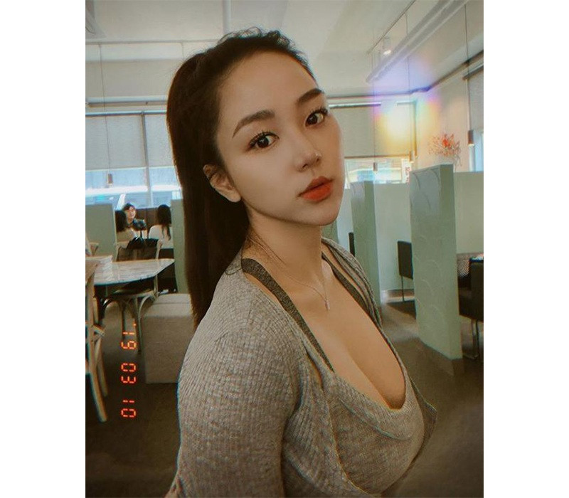 Grace Kim sinh năm 1992, là một hot girl, người mẫu sở hữu lượng theo dõi khủng trên mạng xã hội, khoảng 434,000 followers.