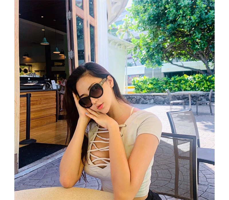 Bằng cách khéo léo “pose” dáng, Grace Kim làm nhiều người không khỏi mê mẩn bởi vòng 3 hoàn hảo.