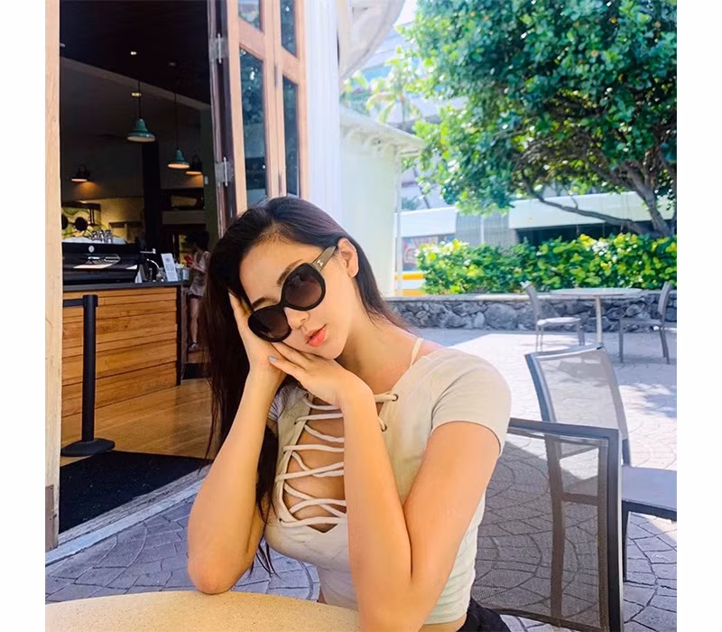 Bằng cách khéo léo “pose” dáng, Grace Kim làm nhiều người không khỏi mê mẩn bởi vòng 3 hoàn hảo.