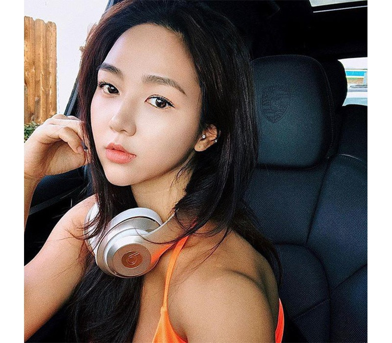Ngay sau đó, người ta đã tìm được info của cô gái trong hình. Đó chính là Grace Kim, một mỹ nhân đã khá nổi tiếng tại Hàn Quốc.