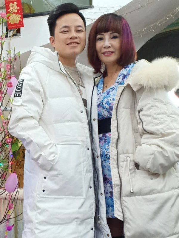 Mọi nhất cử, nhất động của cô dâu 62 tuổi và chồng trẻ đều được dân mạng cập nhật và bàn tán xôn xao trên MXH.