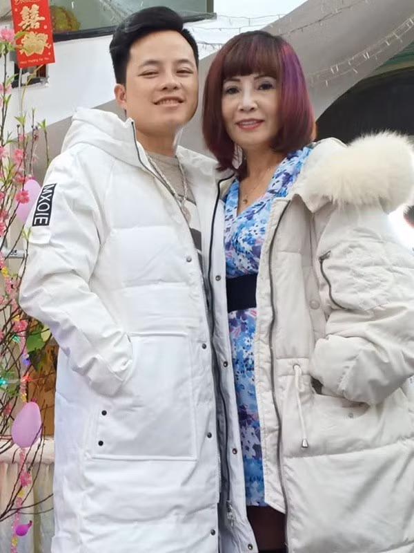 Mọi nhất cử, nhất động của cô dâu 62 tuổi và chồng trẻ đều được dân mạng cập nhật và bàn tán xôn xao trên MXH.