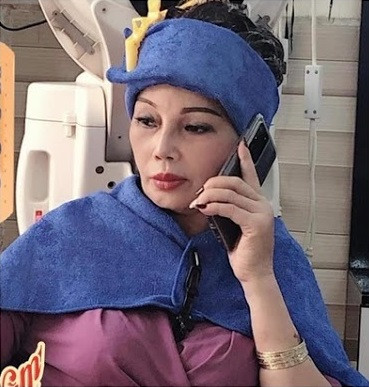 Trong livestream nói về cuộc "đại phẫu gương mặt" của mình, cô dâu Thu Sao cho biết không chỉ chỉnh trang đôi mắt bằng cách cắt bỏ những vùng da thừa mà còn nhấn mí cho đôi mắt sâu hơn, ngoài ra gương mặt cũng được tiến hành căng da và trị nám.