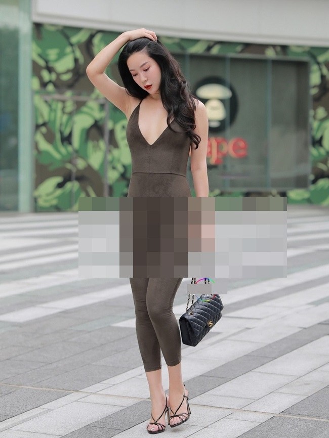 Sau khi bộ ảnh lộ hàng khi mặc jumpsuit của hội chị em xuất hiện, không ít ý kiến bình luận của dân mạng để lại. Đa phần đều cho rằng, trang phục này rất dễ "phản chủ" nếu chủ nhân không ngắm kĩ lưỡng.