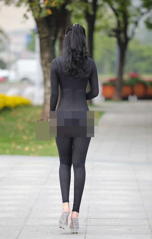 Jumpsuit là trang phục liền thân đã và đang rất được ưa chuộng, luôn có mặt trong tủ đồ của phái đẹp. Thế nhưng, đôi khi vì quá bó vào body tạo nên thành trang phục phản cảm hết chỗ nói.